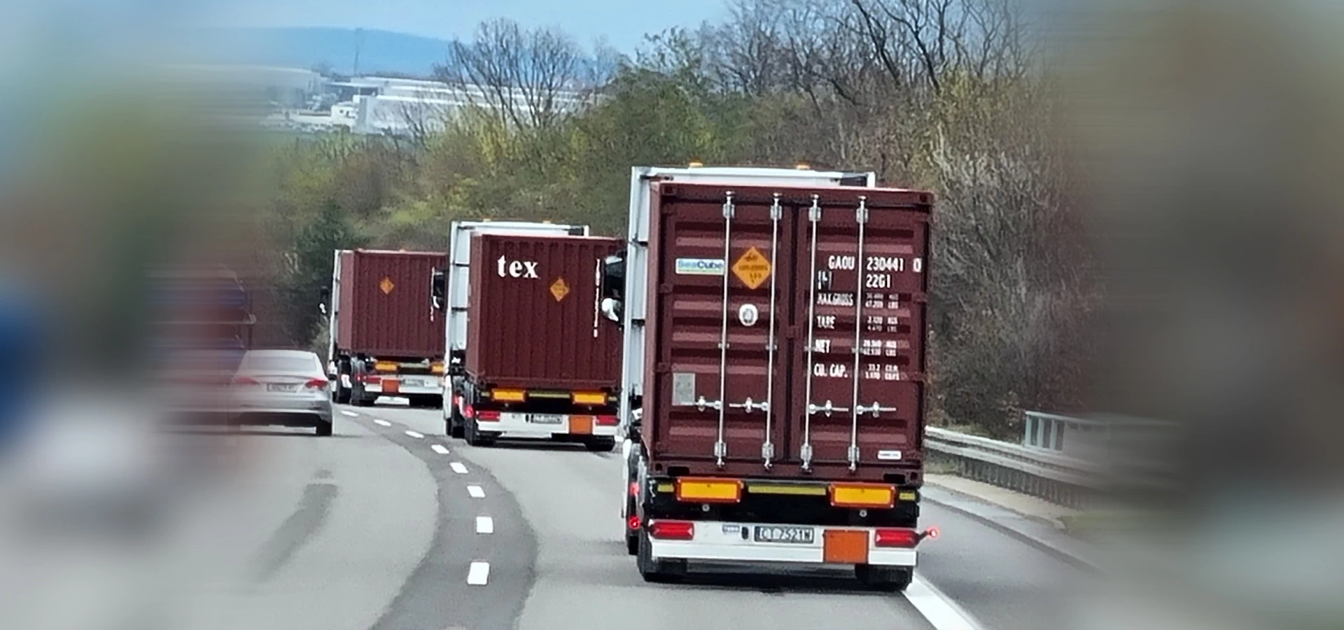 kolorowe tabliczki przyczepione do tirów